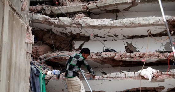 Ponad 400 osób zginęło po zawaleniu się w ubiegłym tygodniu fabryki odzieży w pobliżu stolicy Bangladeszu. Blisko 150 osób uznaje się nadal za zaginione - poinformowała policja. 