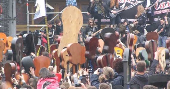 Gitarzyści zgromadzeni na wrocławskim rynku nie pobili w środę ustanowionego w zeszłym roku rekordu Guinnessa. "Hey Joe" Jimiego Hendriksa wspólnie zagrało 5734 gitarzystów. To ponad 1500 osób mniej niż rok temu. 