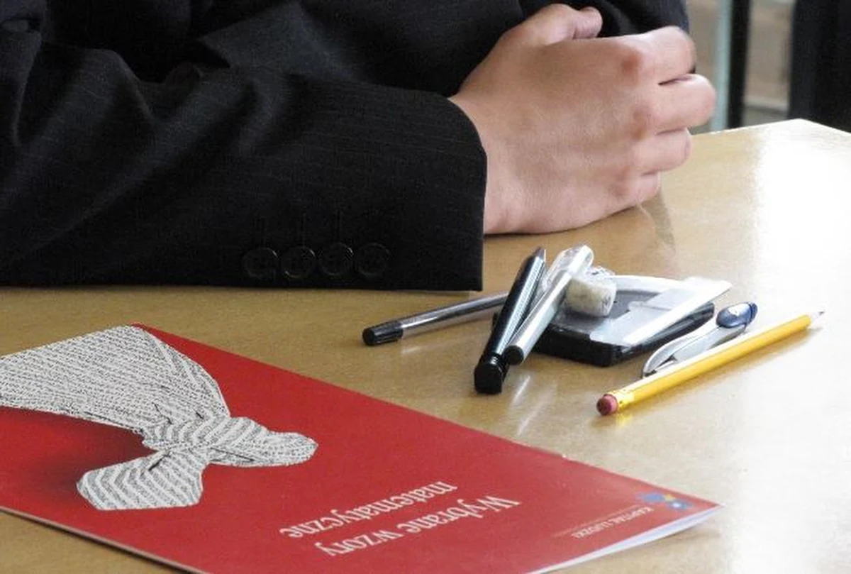 Kilkuset maturzystów w całym kraju rozpoczęło międzynarodowy egzamin dojrzałości - International Baccalaureate (IB). Dzisiaj piszą egzamin z języka angielskiego. Na całym świecie międzynarodową maturę zdaje 50 tysięcy uczniów.