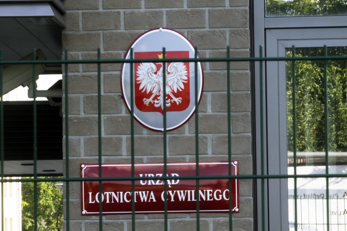 Jest akt oskarżenia dotyczący korupcji w Urzędzie Lotnictwa Cywilnego. Stołeczna prokuratura zakończyła śledztwo w tej sprawie. Oskarżeni to osoby, które brały i dawały łapówki w zamian za ułatwienie zdania egzaminów na licencję pilota. W sumie - jak twierdzi prokuratura - popełnili 89 przestępstw.