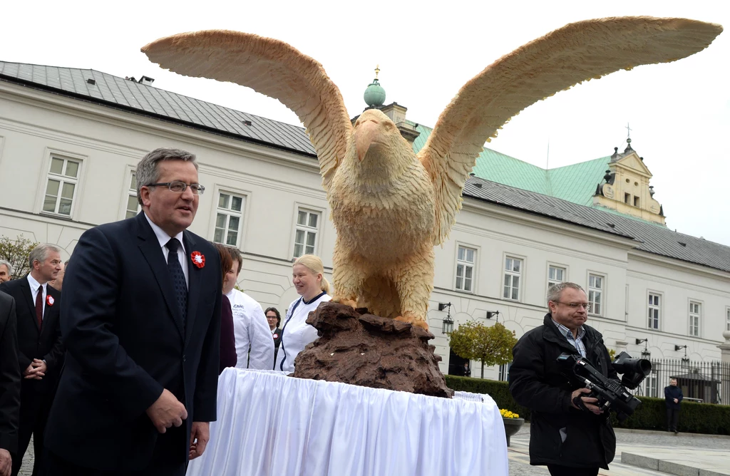 Prezydent Bronisław Komorowski obok figury czekoladowego orła w pełnej krasie