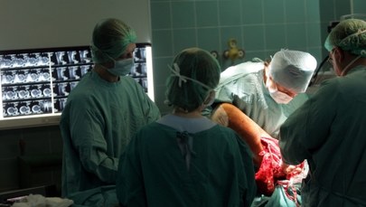 Skandal medyczny we Francji! Wszczepiano endoprotezy bez pozwoleń