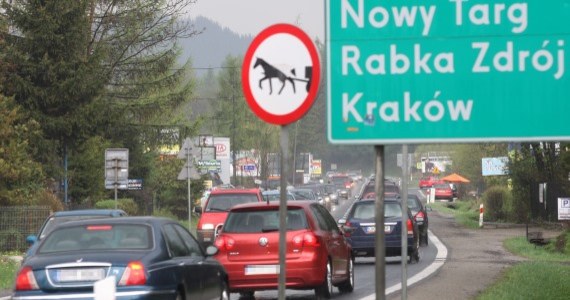 Minimum 3 godziny trzeba przeznaczyć na powrót z Zakopanego do Krakowa. Ze względu na złą pogodę wielu turystów już dziś postanowiło wrócić z majówki pod Tatrami. 