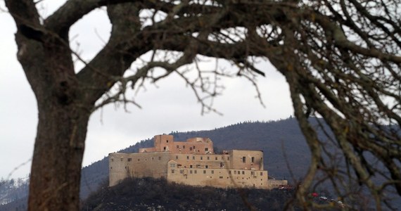 ​Żywioł znów znów zniszczył bezcenny zabytek Słowacji - zamek Krasna Horka na południu kraju. Przed ponad rokiem potężny pożar zniszczył cały dach zamku. Teraz niezwykle silny wiatr zerwał prowizoryczne zadaszenie budowli.