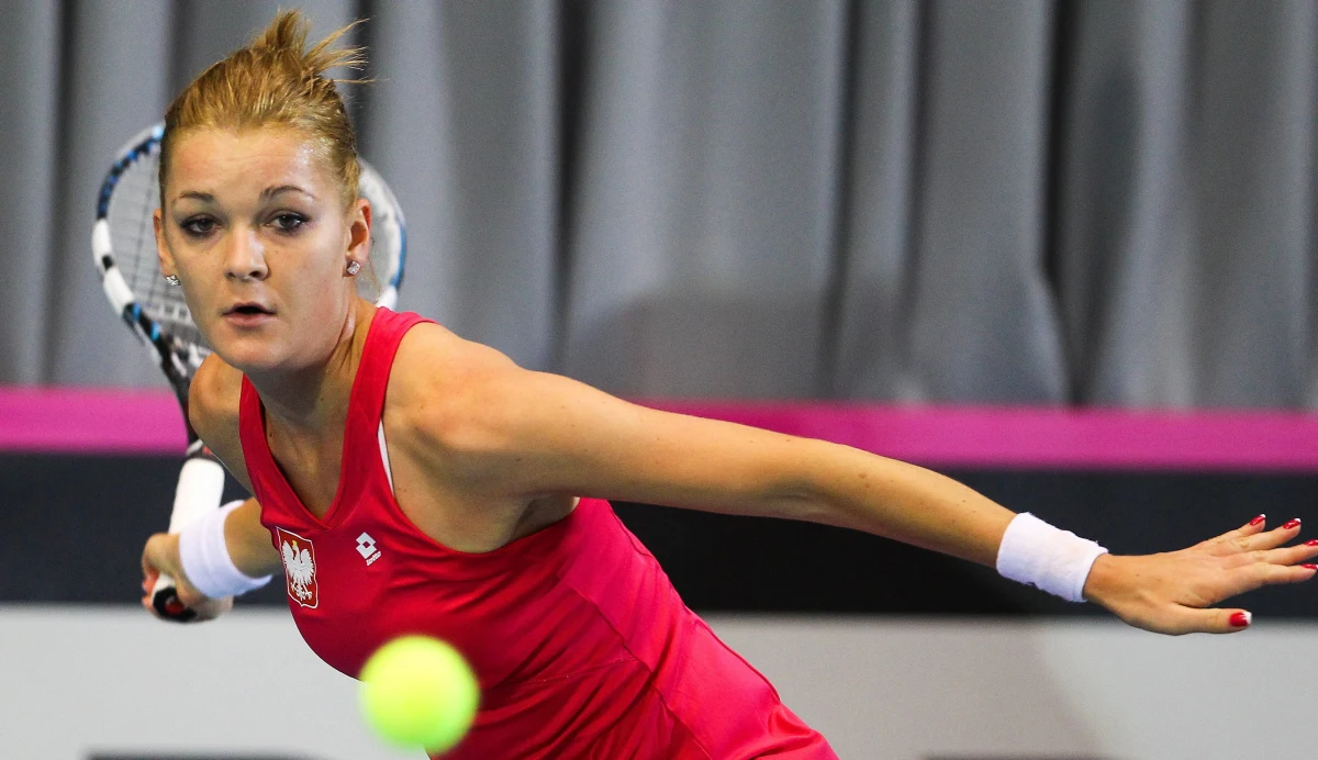 Agnieszka Radwańska awansowała do drugiej rundy tenisowego turnieju WTA Tour rangi Premier I na kortach ziemnych w Madrycie (pula nagród 4 303 867 euro). Rozstawiona z numerem czwartym Polka pokonała Bułgarkę Cwetanę Pironkową 6:2, 6:4.