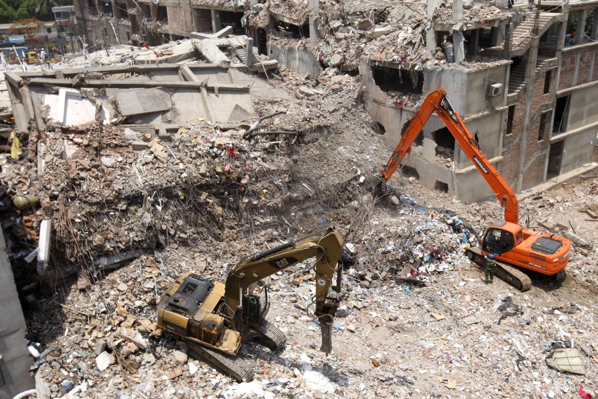 Budynek, który półtora tygodnia temu zawalił się na przedmieściach stolicy Bangladeszu, był zaprojektowany jako biurowiec, a nie fabryka. Jego projektant ujawnił, że gmach miał mieć 5, a nie 8 pięter i nie przewidziano w nim tak ciężkich urządzeń jak maszyny tekstylne i wielkie generatory.