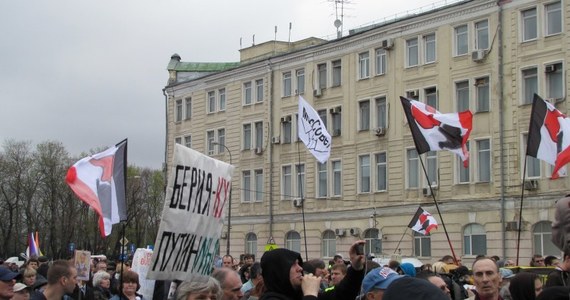Kilkanaście tysięcy osób zebrało się na placu Bołotnym w Moskwie. Demonstranci żądali uwolnienia opozycjonistów, którzy rok temu, w przededniu inauguracji prezydenta Władimira Putina, w tym samym miejscu protestowali przeciwko jego powrotowi na Kreml. Wówczas doszło do starć z policją. Zatrzymano 450 osób, a 28 usłyszało zarzuty.