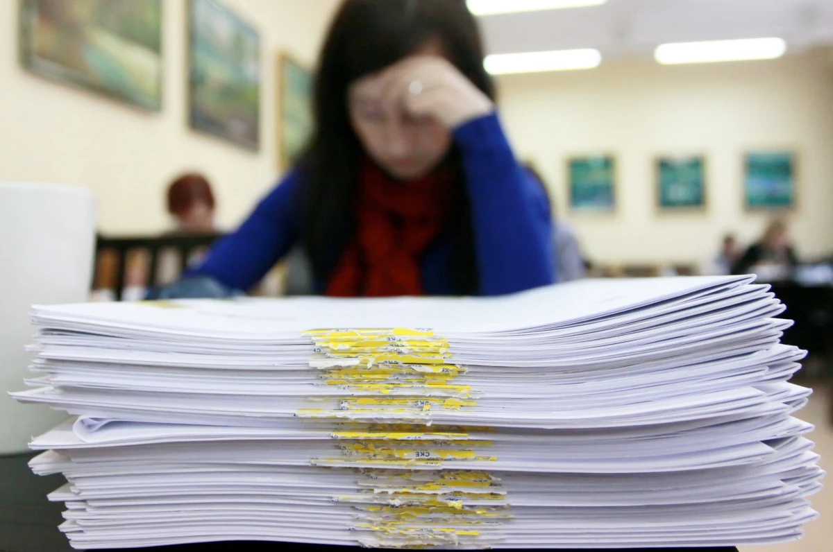 "Wesele" Stanisława Wyspiańskiego, "Dżuma" Alberta Camus, "Zdążyć przed Panem Bogiem" Hanny Krall - to niektóre lektury, które według osób biorących udział w ankiecie portalu Interia.pl mogą znaleźć się na tegorocznej maturze z języka polskiego. Jakie jeszcze typy najczęściej wskazywano?