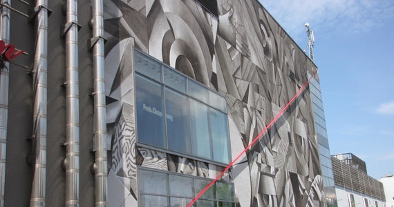 Ponad 1,4 tys. metrów kwadratowych ma mural, który został dziś odsłonięty na ścianie galerii handlowej sąsiadującej z krakowskim dworcem PKP. Malowało go 12 osób przez dwa tygodnie.