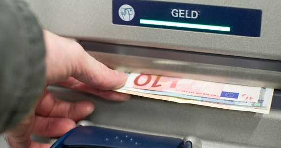 W połowie maja Euronet ma wprowadzić do swoich bankomatów nową funkcję - możliwość wypłaty banknotów euro - poinformowali przedstawiciele firmy. W pierwszym etapie usługa zostanie uruchomiona w ponad 220 wybranych bankomatach na terenie Warszawy.