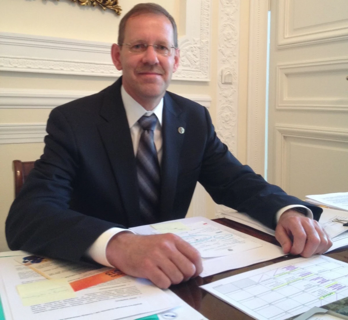 "Z punktu widzenia przyszłości społeczeństwa nie jest dobrze, jeżeli pewne pojęcia, które miały swoją wartość - np. świadectwo maturalne, dyplom ukończenia studiów itd. - ulegają inflacji. To nikomu nie służy" - mówi w rozmowie z RMF FM rektor Uniwersytetu Warszawskiego profesor Marcin Pałys. "Kandydaci na studia z coraz większym trudem są w stanie używać informacji, wyciągać wnioski. Bardzo łatwo i bardzo sprawnie przychodzi im sklejanie informacji z kawałków, ale nie powstaje z tego logiczna całość" - dodaje.