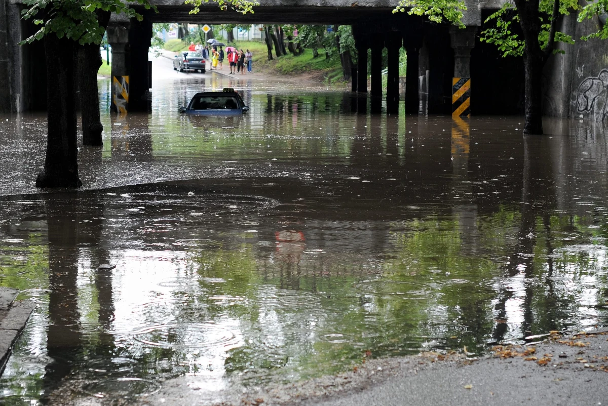 Przez dwa małopolskie powiaty - wadowicki i oświęcimski - przeszły gwałtowne burze, którym towarzyszyły obfite opady deszczu. Z każdą minutą przybywa zgłoszeń od mieszkańców, którzy wzywają ratowników z pompami do podtopionych piwnic domów. Po ulewach wiele dróg jest nieprzejezdnych. 