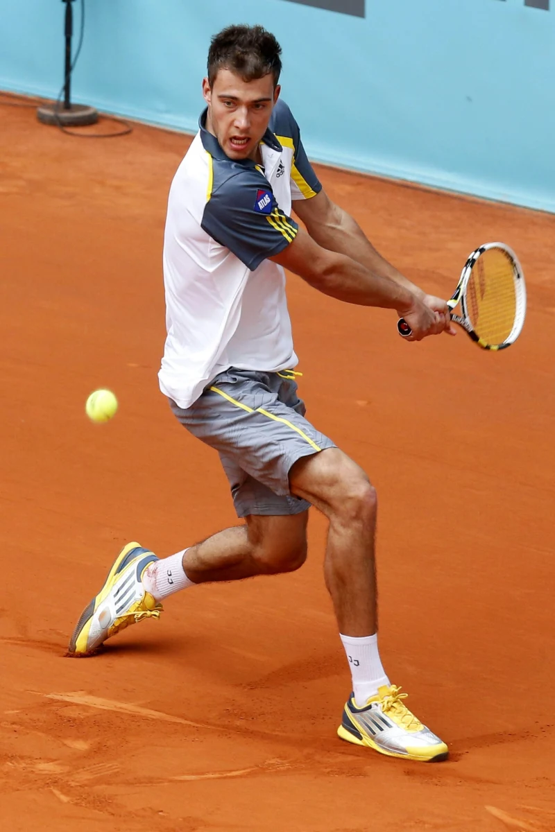 Już jutro Jerzy Janowicz zagra w drugiej rundzie turnieju tenisowego w Madrycie z szóstą rakietą świata - Czechem Tomasem Berdychem. "Nie jest tak finezyjny jak Federer, ani tak spektakularny jak Djoković, ale gra niezwykle solidnie" - mówi w rozmowie z Patrykiem Serwańskim Adam Romer z magazynu "Tenisklub".