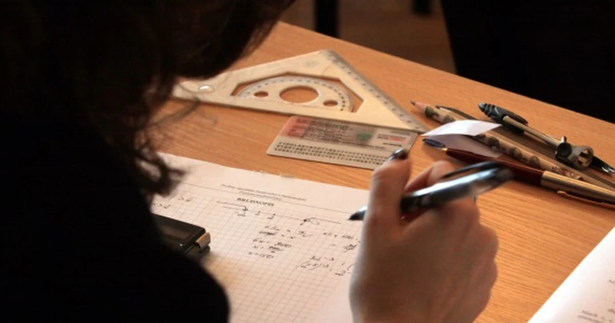 Maturzyści przystąpią w środę do kolejnego egzaminu. Tym razem o godzinie 9 około 365 tys. uczniów klas maturalnych będzie zdawać obowiązkowy pisemny test z matematyki na poziomie podstawowym. 