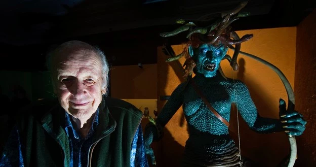 Ray Harryhausen z jedną ze swoich kreacji