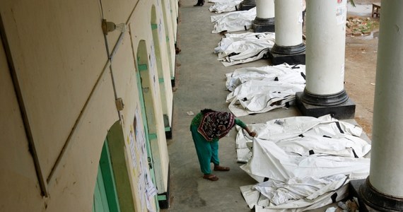 Bilans ofiar katastrofy budowlanej na przedmieściach stolicy Bangladeszu, Dhaki, z 24 kwietnia wzrósł do 761. W ciągu prowadzonych w nocy na gruzowisku prac odnaleziono jeszcze ciała 50 ofiar. 