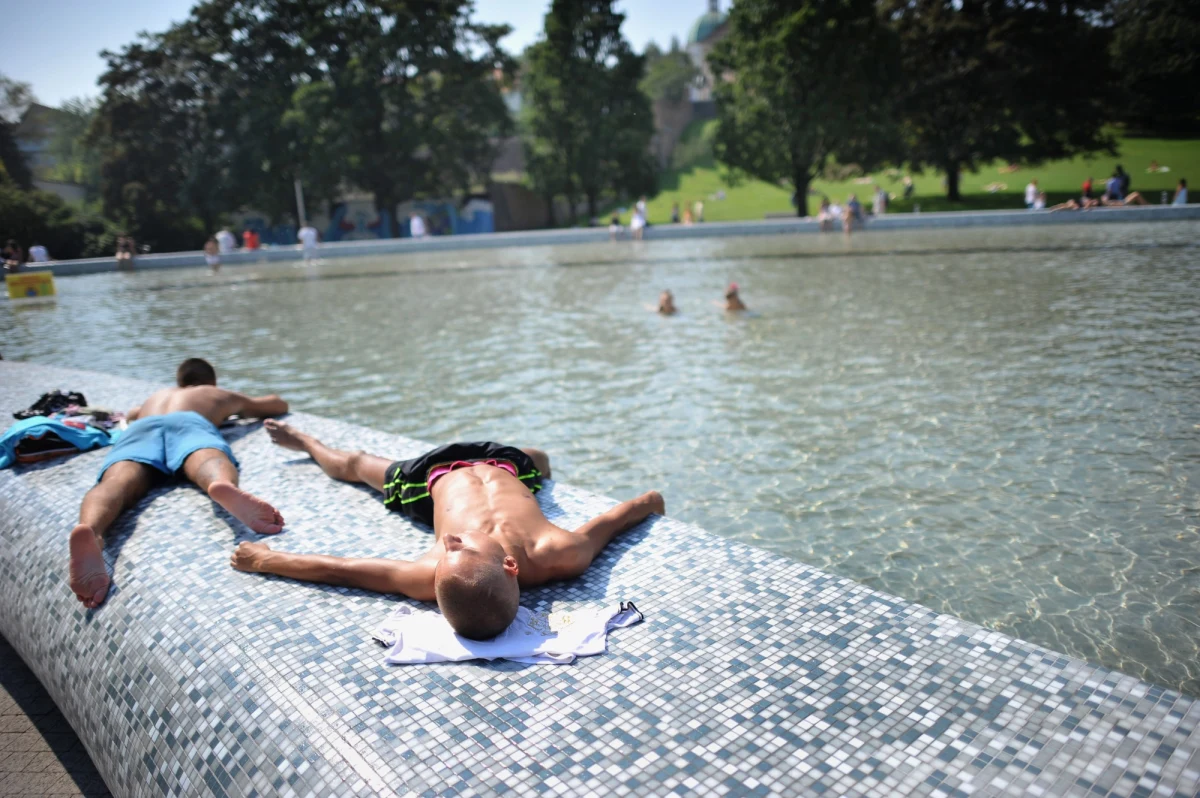 Dwadzieścia minut opalania dziennie zmniejsza ryzyko poważnych chorób układu krwionośnego - to wyniki badań uczonych z uniwersytetu w Edynburgu. Naukowcy stwierdzili, że promieniowanie doprowadza do korzystnych zmian w ciśnieniu krwi.