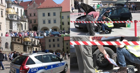 W Krakowie na Zamku Królewskim na Wawelu padły strzały. To strażnicy użyli broni, kiedy 48-letni mężczyzna wjechał na teren dziedzińca przed katedrą. Wysiadł z auta z siekierą w ręku i chciał zaatakować turystów. Informację o zajściu dostaliśmy od naszych słuchaczy na Gorącą Linię RMF FM. 