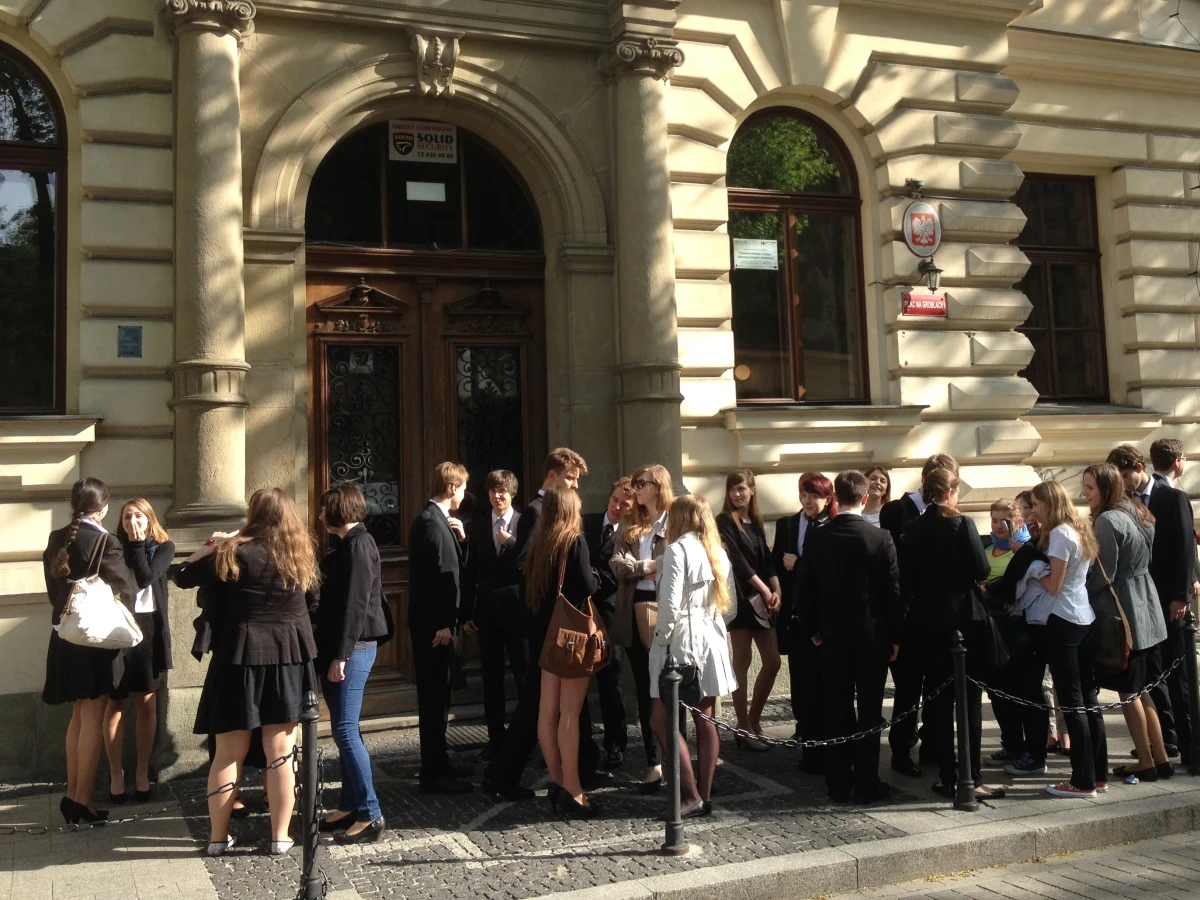 Po wczorajszym liczeniu dzisiaj maturzyści wrócili do zmagań językowych. 330 tysięcy uczniów o godzinie 9 przystąpiło do egzaminu z języka angielskiego na poziomie podstawowym. Na RMF24.pl publikujemy dla Was propozycje rozwiązań przygotowane przez naszego eksperta.