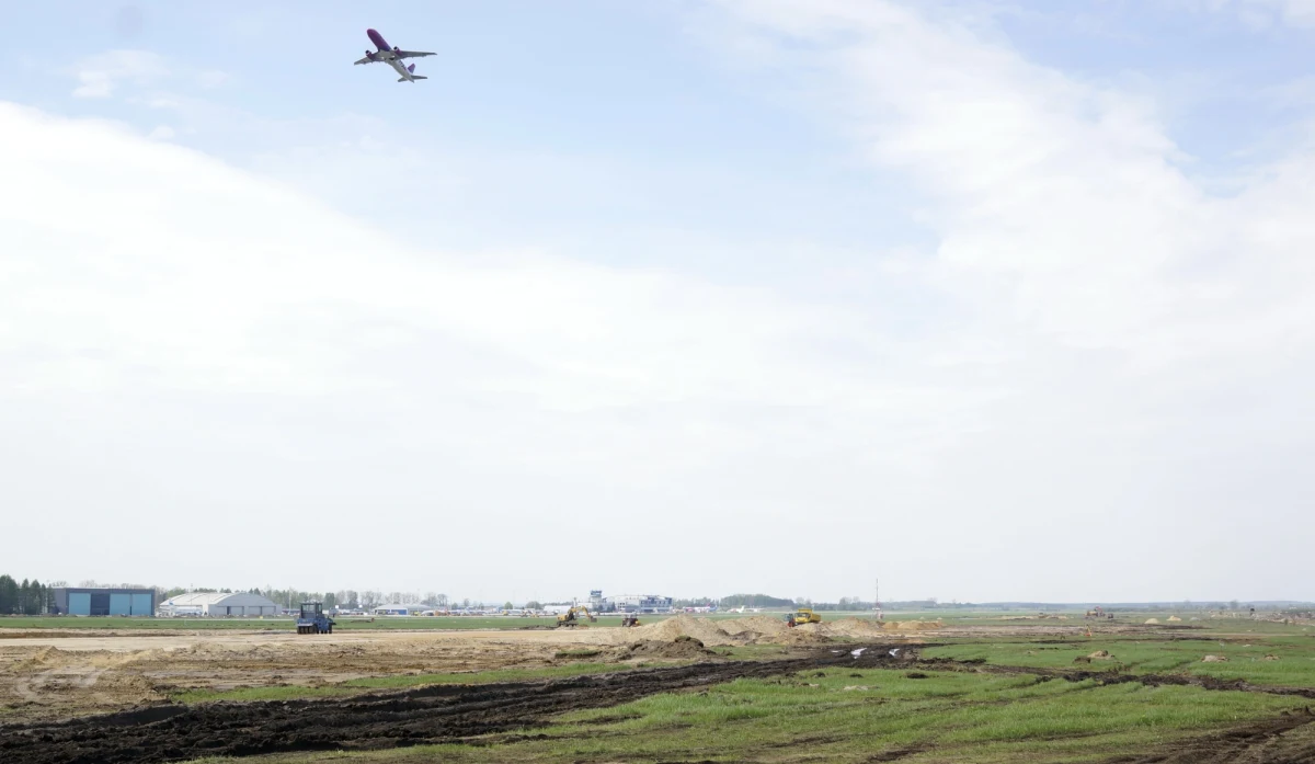 Komisja obrony musi zająć się umową o oddaniu Litwie kontroli nad częścią polskiej przestrzeni powietrznej. Wniosek Prawa i Sprawiedliwości w tej sprawie trafił już do marszałek Sejmu Ewy Kopacz. Wczoraj nasza reporterka Agnieszka Burzyńska ujawniła, że zapisy nowej polsko-litewskiej umowy transgranicznej mogą narazić Polskę na bardzo duże straty.