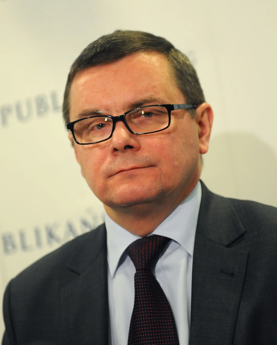 "Ministerstwo nie mówi prawdy, a mówiąc wprost - kłamie. Te rozstrzygnięcia są już na poziomie uzgodnień z Komisją Europejską" - mówi Jerzy Polaczek, odnosząc się do umowy, na mocy której Polska ma oddać Litwinom kontrolę nad częścią polskiej przestrzeni powietrznej. Wiceszef komisji transportu dodaje, że podobnego przypadku w Europie jeszcze nie było.