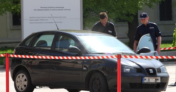 Krakowska prokuratura wystąpiła do sądu z wnioskiem o trzymiesięczny areszt dla mężczyzny, który wjechał samochodem na dziedziniec Wawelu i groził turystom. 48-latek nie przyznał się do winy i odmówił składania wyjaśnień. Grożą mu 3 lata więzienia.
