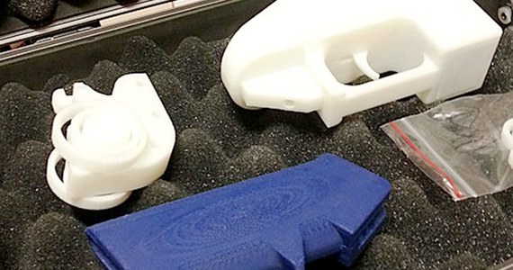 Pod presją władz USA, 25-letni student usunął ze swojej strony internetowej instrukcję stworzenia działającego pistoletu, wydrukowanego za pomocą standardowej drukarki 3D - poinformowała agencja dpa. Projekt był szeroko krytykowany przez zwolenników zakazu posiadania broni w Stanach Zjednoczonych.