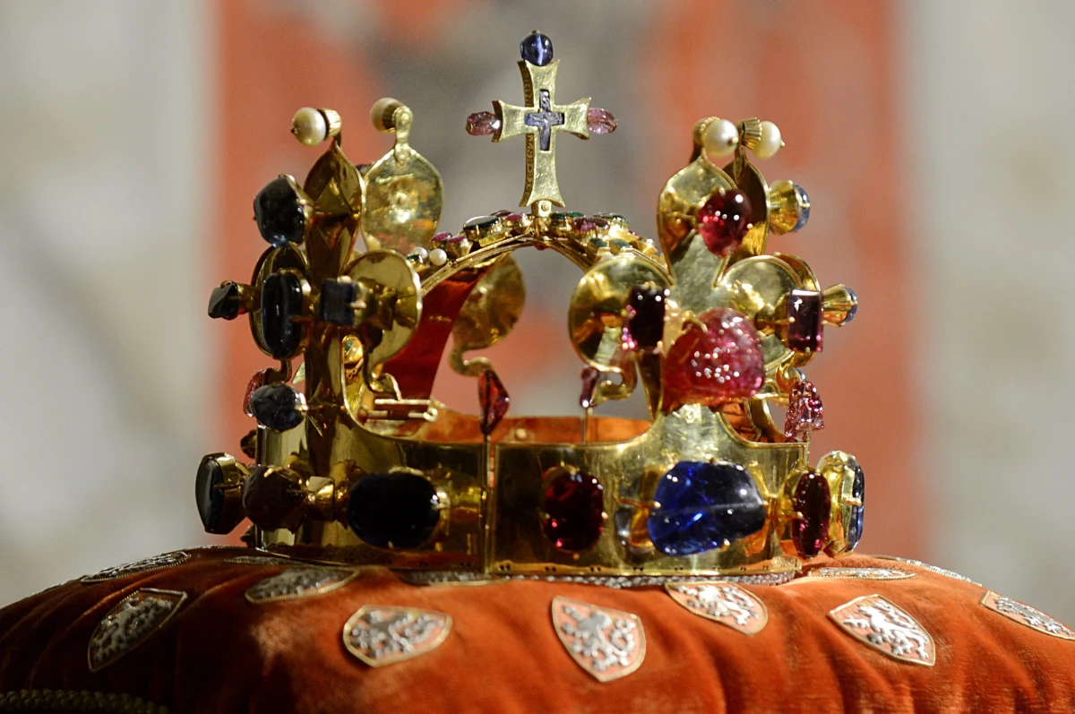Po raz pierwszy od pięciu lat wystawiono w Pradze na Zamku Hradczańskim klejnoty koronacyjne będące symbolem czeskiej państwowości. Wystawa cieszy się ogromnym zainteresowaniem. 