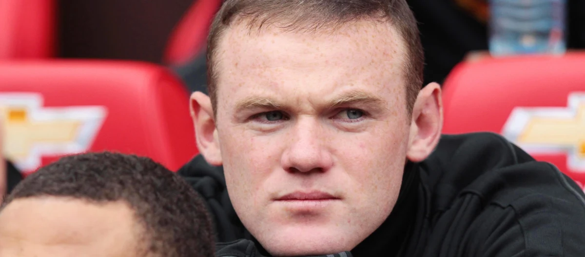 Wayne Rooney jest zdeterminowany, by odejść z Manchesteru United - donoszą brytyjskie media. Choć niedawno mistrzowie Anglii zdecydowanie oznajmili, że napastnik nie jest na sprzedaż, to sytuacja może się jeszcze zmienić.