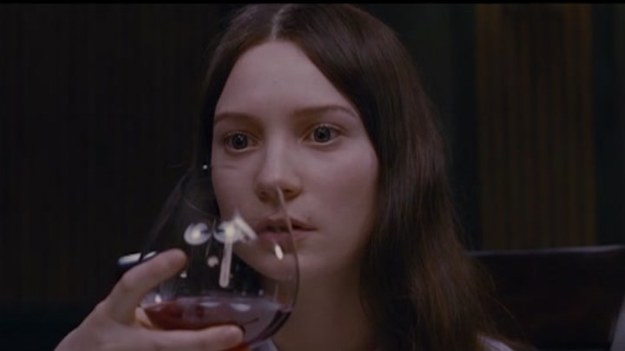 Po tym jak ojciec Indii (Mia Wasikowska) ginie w wypadku samochodowym, jej wujek Charlie (Matthew Goode), o którego istnieniu nie wiedziała, przyjeżdża zamieszkać z nią i jej emocjonalnie niestabilną matką (Nicole Kidman). Niedługo po jego pojawieniu się, India zaczyna podejrzewać, że ten tajemniczy, czarujący mężczyzna ma ukryte motywy. Mimo tego spostrzeżenia, coś ją do niego przyciąga. Zobacz fragment filmu.