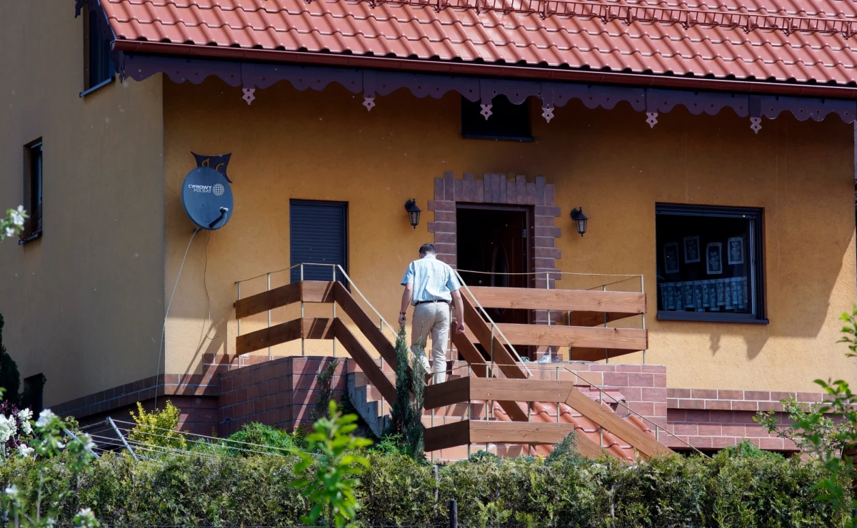 Jedno z dzieci, które przeżyło wczorajszy pożar w Jastrzębiu-Zdroju zostało zwolnione ze szpitala do domu. Nadal hospitalizowani są matka i dwoje dzieci. W wyniku zaczadzenia zmarły dwie siostry: 4- i 13-latka. Jedna z hipotez zakłada, że pożar wybuchł w pomieszczeniu, które służyło do prasowania.