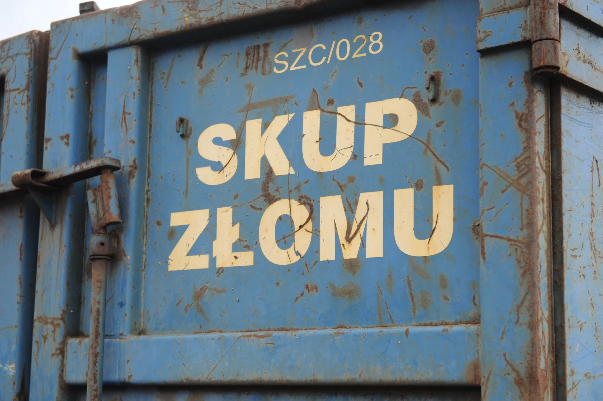 Kradzież w zakładzie produkującym sprzęt wykorzystywany m.in. przez wojsko. Chodzi o platformy służące np. do transportu wozów bojowych. Złodziej jest już w rękach policji.