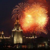 Fajerwerki nad uniwersytetem moskiewskim z okazji Dnia Zwycięstwa [PAP/EPA/YURI KOCHETKOV]