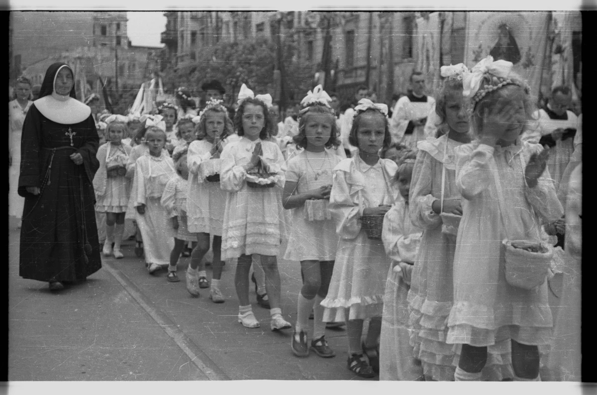 Przegląd prezentów z okazji Pierwszej Komunii Świętej, jakie dawano dzieciom kiedyś i jakie daje się im dzisiaj, to niemalże najnowsza historia Polski w pigułce. Od skromnych pamiątek dawanych zaraz po wojnie, przez sławetne rowery, które królowały w latach 80. i 90., aż po elektronikę, bez której żadne współczesne dziecko nie wyobraża już sobie życia. Zapraszamy na małą podróż w czasie.