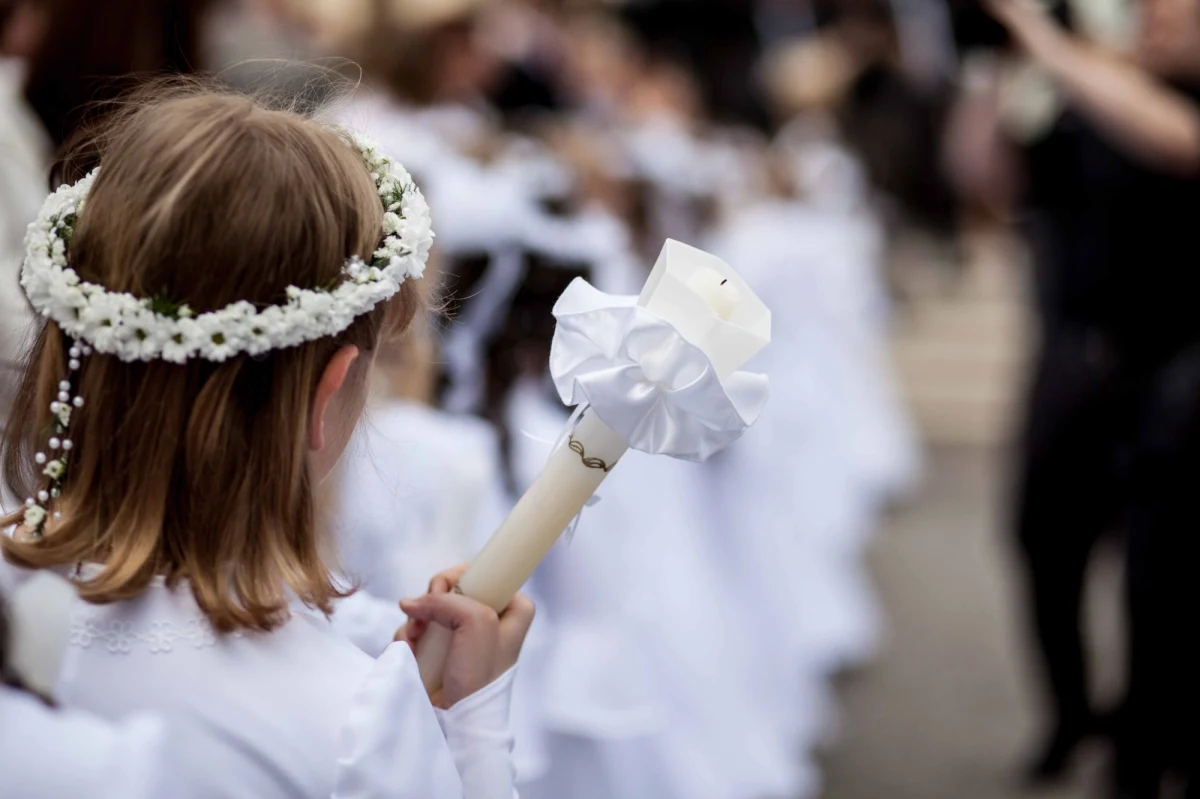 Sukienki komunijne, w których dziewczynki wyglądały, jak małe panny młode, odeszły w niebyt. W tym roku modne są skromne i eleganckie stroje dla dziewczynek. Skromne nie znaczy tanie. Strój komunijny dla dziewczynki to koszt rzędu kilkuset złotych.
