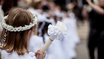 Sukienka z odciętą talią i pelerynka ze sztucznych norek. Hity tegorocznej komunii 