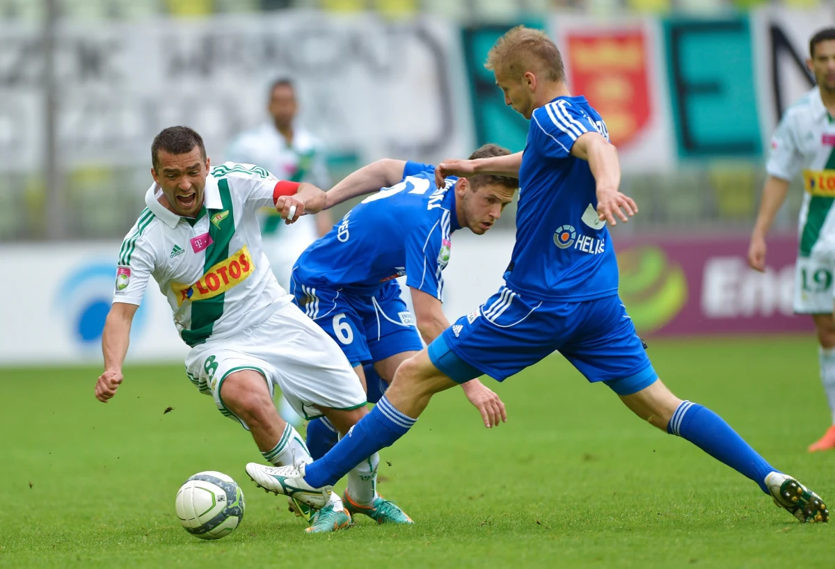 Piłkarscy fani nie mogą doczekać się rozstrzygnięć w Ekstraklasie, w której o tytuł walczą Legia i Lech. Nie wiadomo także, kto spadnie z Ekstraklasy. A kto może do niej awansować? W pierwszej lidze o dwie czołowe lokaty ciągle walczą cztery drużyny. 