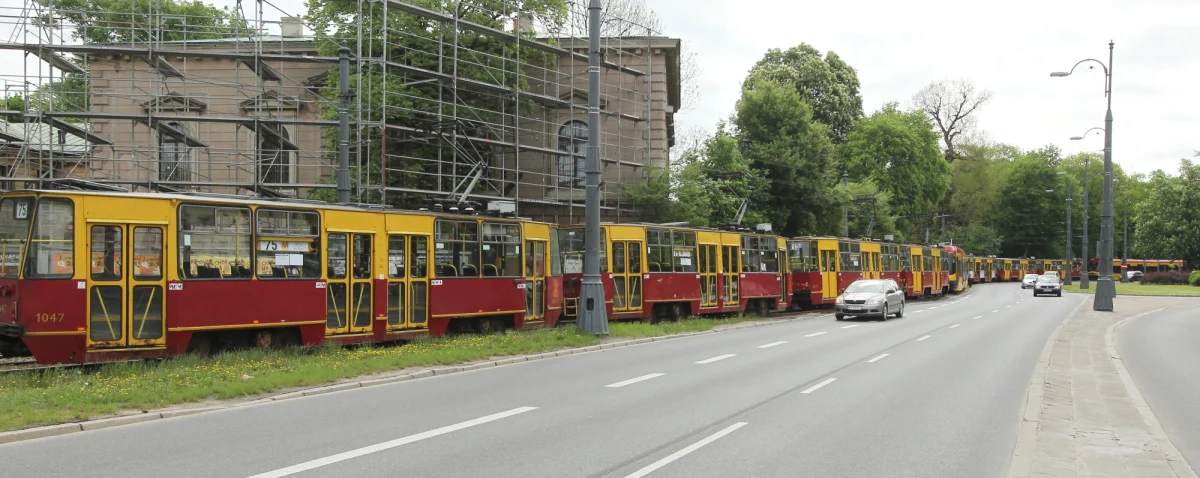 Ścisk, tłok, stracony czas i nerwy - tak wyglądał w poniedziałek powrót warszawiaków z pracy do domów. Wszystko przez zamknięte dwie stacje metra: Centrum i Świętokrzyska. Budowniczy drugiej linii zapewnili jednak naszego reportera Mariusza Piekarskiego, że jeżeli nie wystąpią żadne nadspodziewane sytuacje, we wtorek metro zacznie już jeździć już normalnie. Informację tę potwierdził wieczorem rzecznik warszawskiego metra Krzysztof Malawko.
