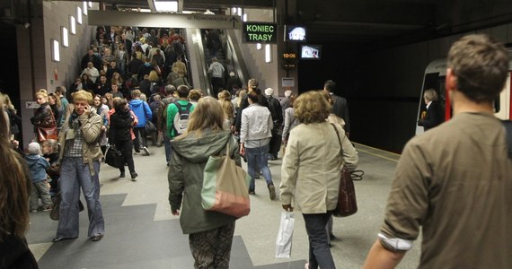 Metro w Warszawie kursuje na całej długości linii; stacje Świętokrzyska i Centrum są otwarte dla pasażerów. Wczoraj z powodu prac na budowie II linii metra pociągi nie kursowały między stacjami Ratusz Arsenał-Politechnika. Mieszkańcy stolicy skarżyli się na bałagan i brak informacji. 