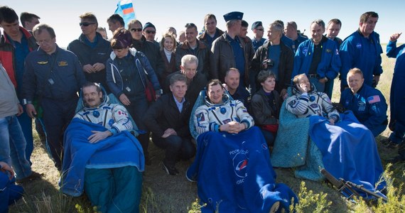 Trzech astronautów z Międzynarodowej Stacji Kosmicznej wróciło we wtorek na Ziemię. NAd ranem polskiego czasu wylądowali w Kazachstanie. Przywiozła ich z orbity rosyjska rakieta Sojuz.