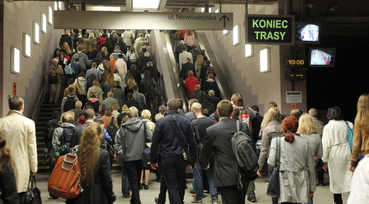 ​Prezydent Warszawy Hanna Gronkiewicz-Waltz znalazła winnego wczorajszego chaosu w metrze. Według niej odpowiedzialne są... media, które nie przekazały wystarczająco wcześnie informacji, że metro będzie zamknięte także w poniedziałek. 
