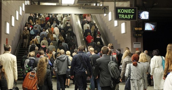 ​Prezydent Warszawy Hanna Gronkiewicz-Waltz znalazła winnego wczorajszego chaosu w metrze. Według niej odpowiedzialne są... media, które nie przekazały wystarczająco wcześnie informacji, że metro będzie zamknięte także w poniedziałek. 