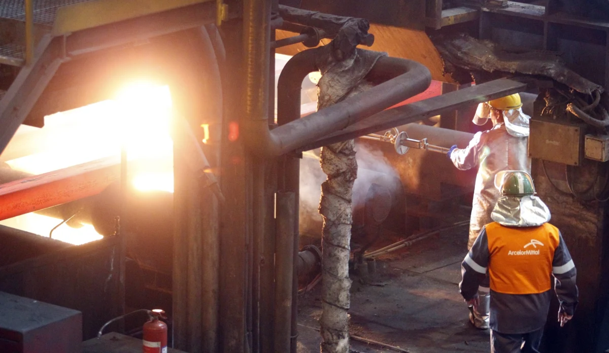 16 pensji plus 3-miesięczne wypowiedzenia bez obowiązku świadczenia pracy - to propozycja dla pracowników ISD Huty Częstochowa, którzy sami się zwolnią. Odejść musi półtora tysiąca ludzi. W przeciwnym razie huta upadnie. 