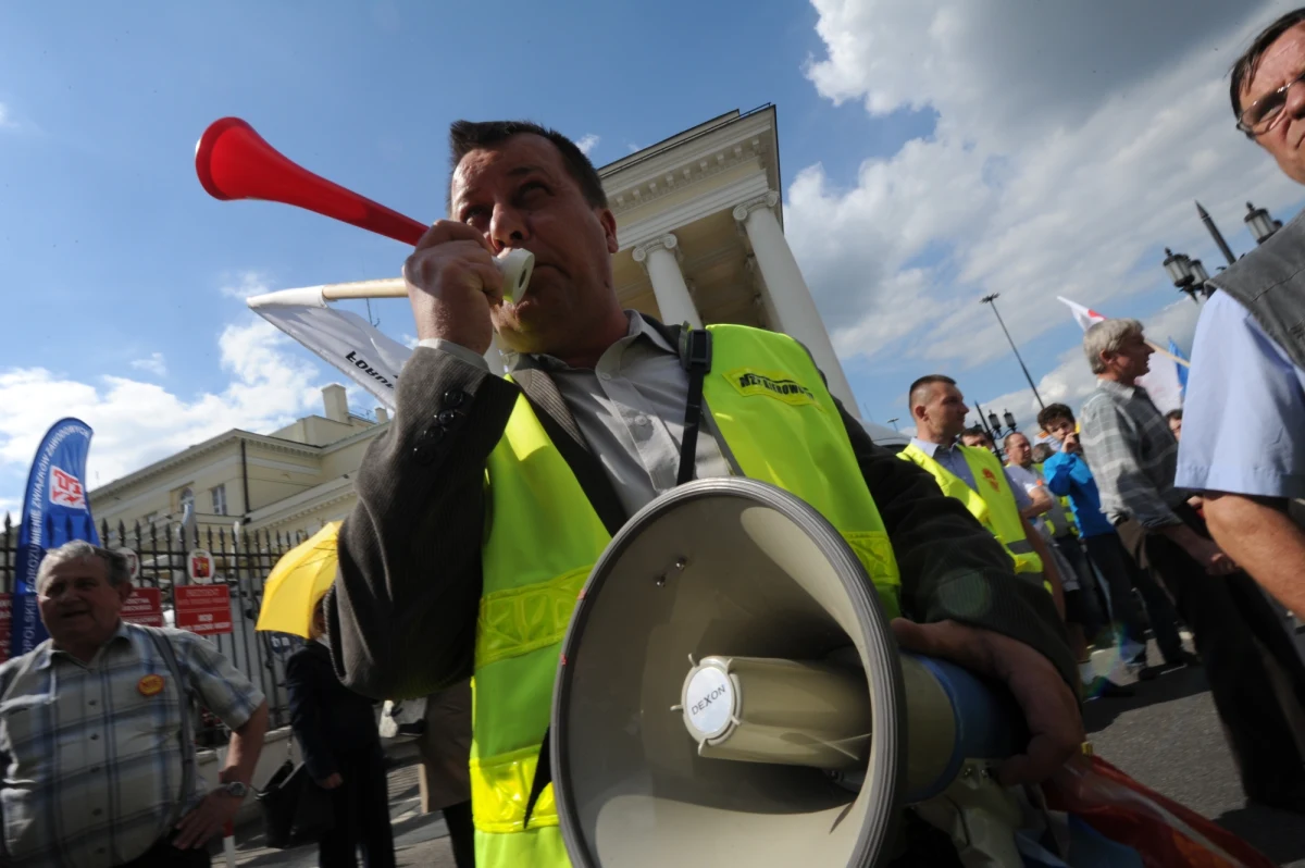 Pracownicy miejskich spółek przewozowych pikietowali stołeczny ratusz w proteście przeciw planom odebrania im i ich rodzinom prawa do darmowych przejazdów komunikacją. Władze miasta chcą, by o ulgach tych decydowały spółki, a nie - jak dziś - rada miasta. 