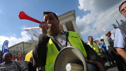 Pracownicy warszawskiej komunikacji miejskiej pikietowali ratusz 