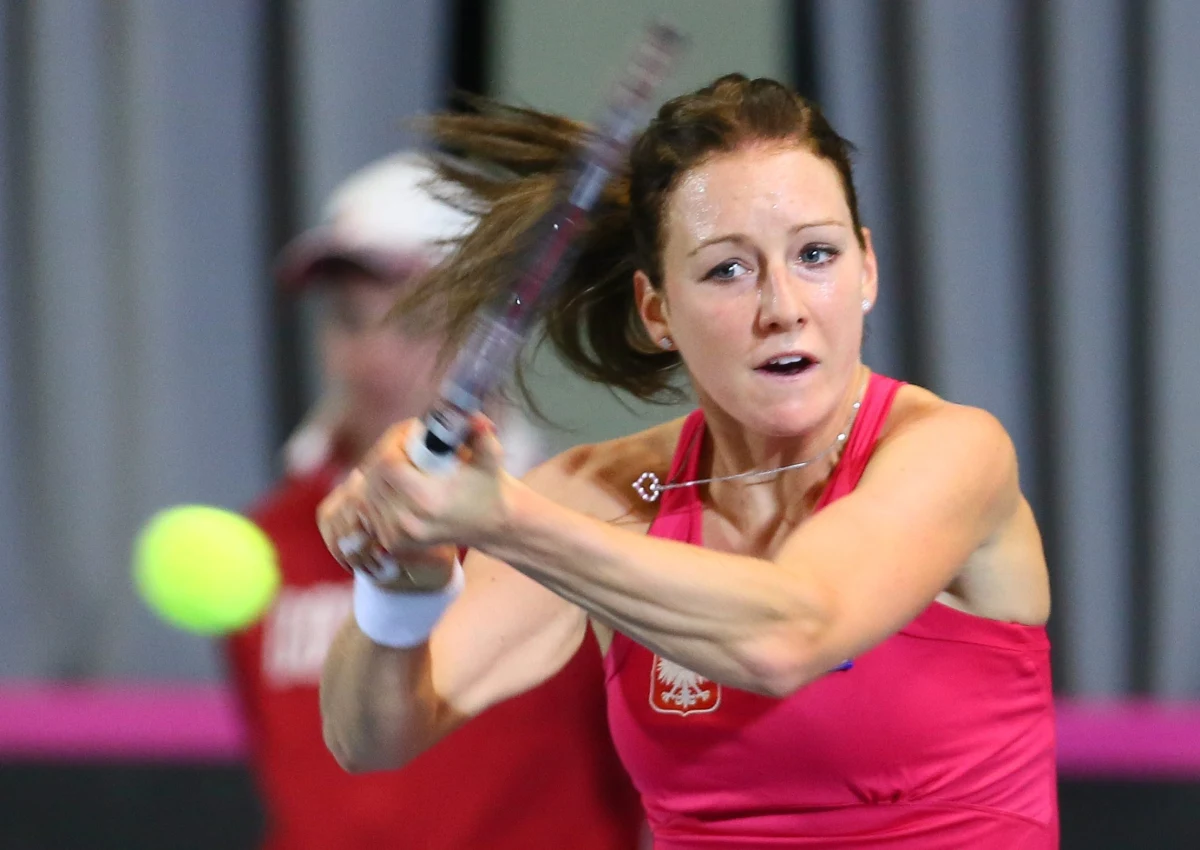 Urszula Radwańska awansowała do drugiej rundy turnieju tenisowego WTA Tour w Rzymie (pula nagród 2,37 mln dolarów). 22-letnia Polka pokonała rozstawioną z numerem 15. Serbkę Anę Ivanovic 6:3, 2:6, 6:2.