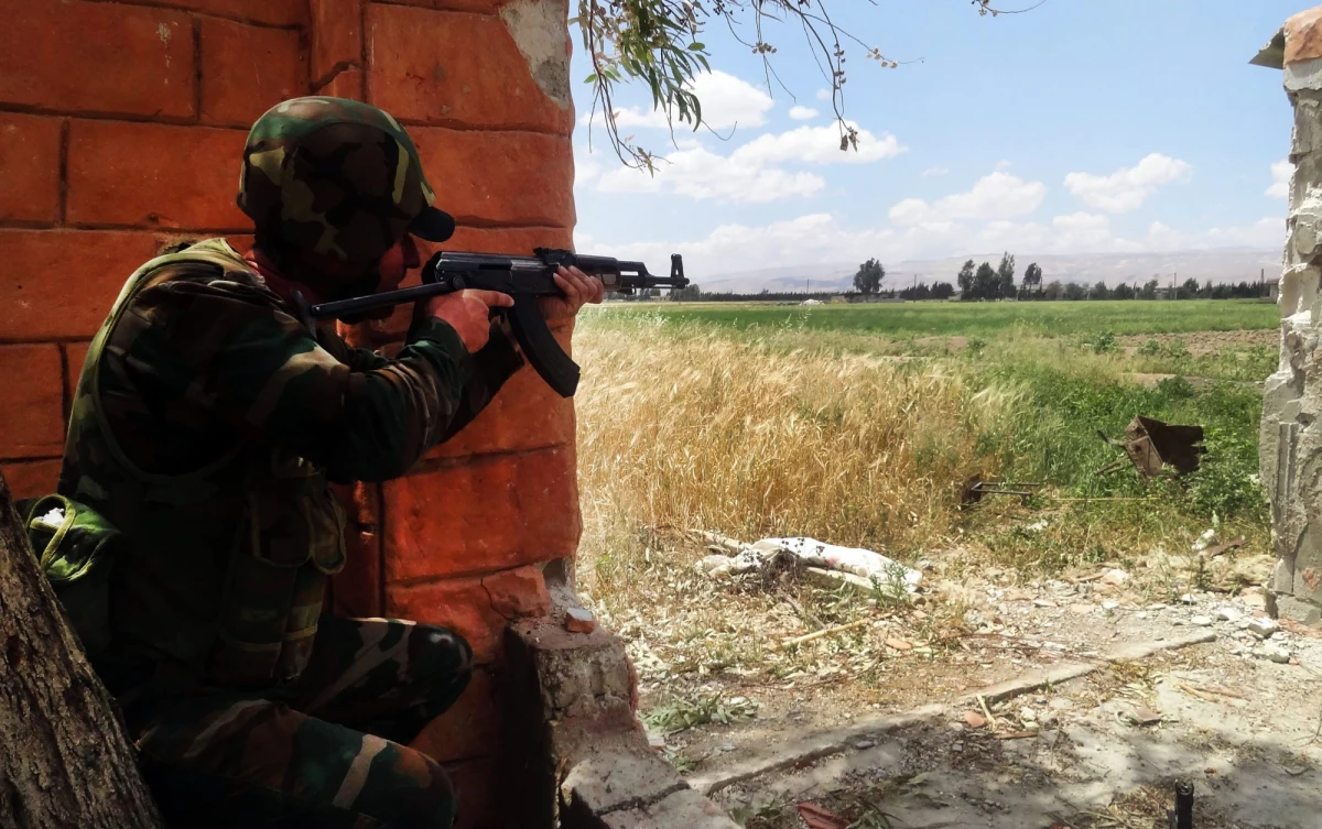Szokujące wideo pojawiło się w sieci. Na amatorskim nagraniu widać, jak żołnierz syryjskiej rebelii wyrywa serce z ciała martwego żołnierza reżimu i gryzie je. Zachowanie buntownika znanego jako Abu Sakkar zostało potępione przez Human Rights Watch (HRW) oraz inne organizacje broniące praw człowieka.
