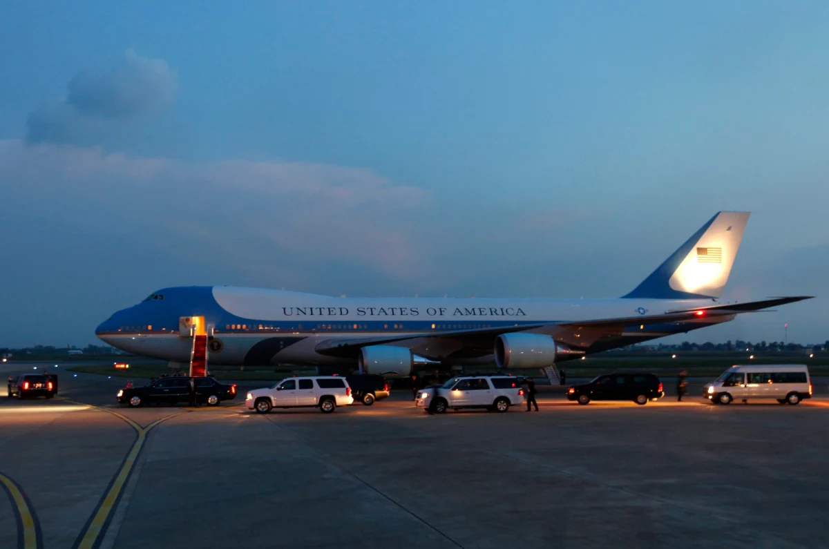 Oto propozycja dla ludzi z grubym portfelem. Już o godzinie 18 zaczyna się aukcja samolotu, który służył jako Air Force One. Cena wywoławcza maszyny to 50 tys. dolarów. Aukcja potrwa do 30 maja. Licytować może każdy, przez internet.