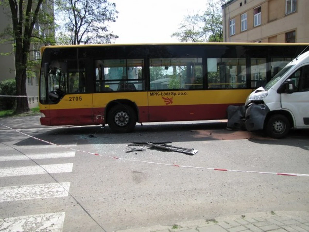 14 osób zostało rannych w wyniku zderzenia busa z autobusem MPK na skrzyżowaniu ulicy 6 Sierpnia z Pogonowskiego w Łodzi – informuje reporterka RMF FM Agnieszka Wyderka. 10 poszkodowanych trafiło do szpitala, ale ich życiu nie zagraża niebezpieczeństwo. 