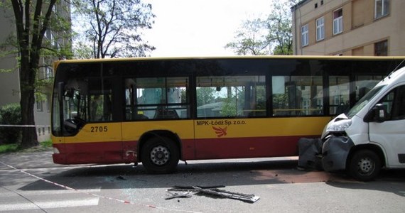 14 osób zostało rannych w wyniku zderzenia busa z autobusem MPK na skrzyżowaniu ulicy 6 Sierpnia z Pogonowskiego w Łodzi – informuje reporterka RMF FM Agnieszka Wyderka. 10 poszkodowanych trafiło do szpitala, ale ich życiu nie zagraża niebezpieczeństwo. 